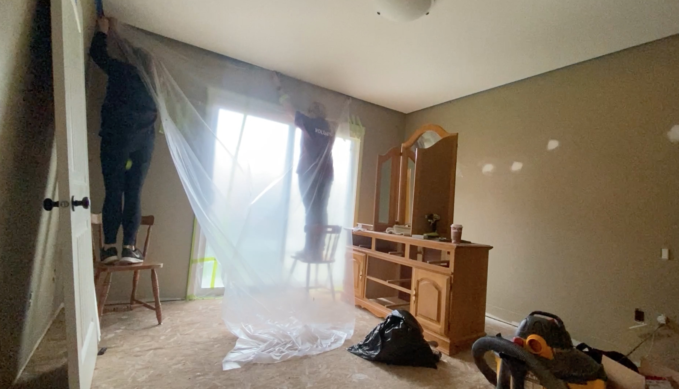 Masking ceilings for painting walls with a sprayer